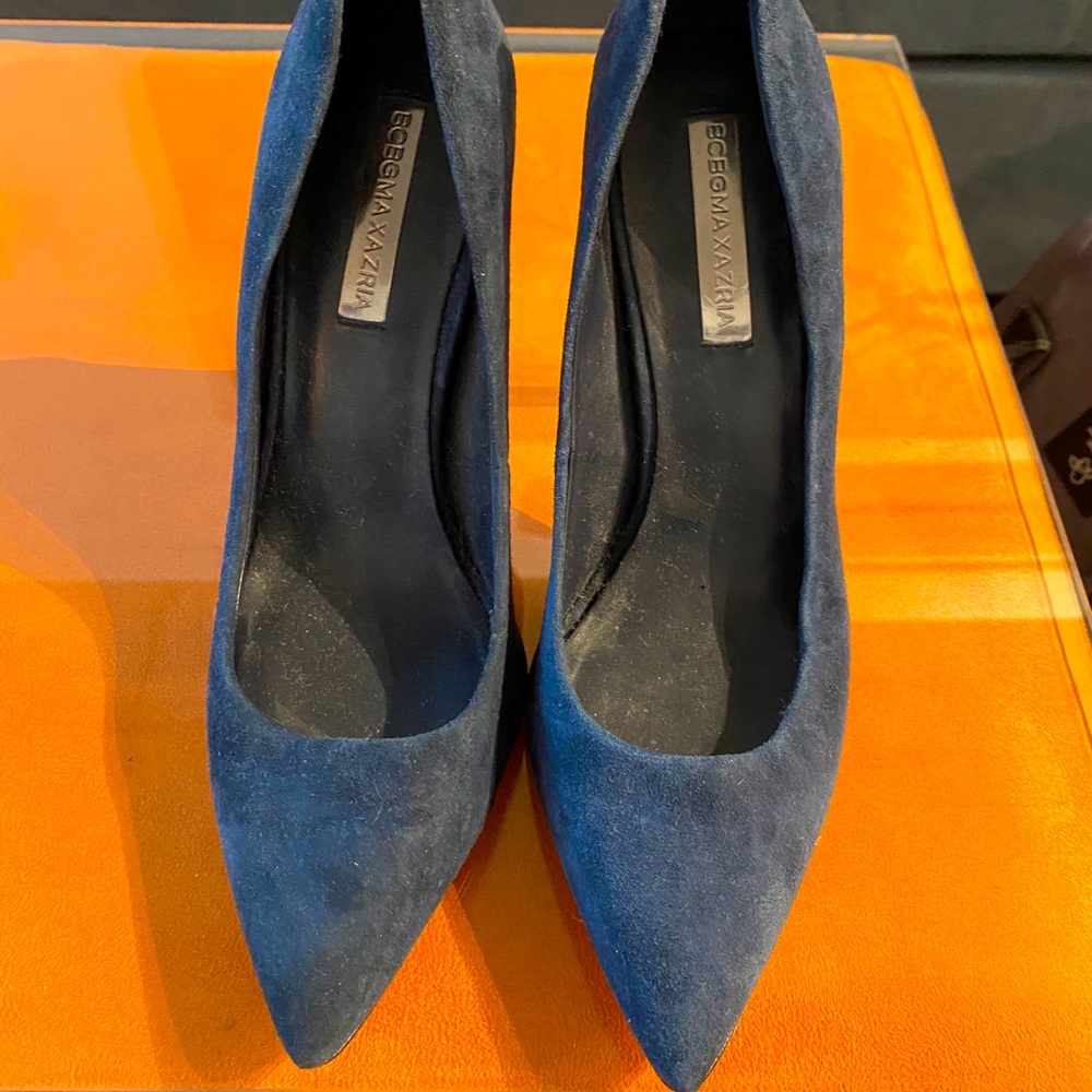 BCBG POINTED TOE PUMP size 7.5